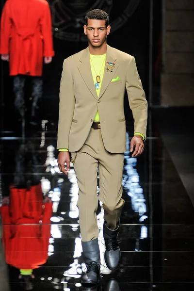 Look 18